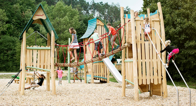 北京飞鲸游乐：如何保养不锈钢滑梯呢？